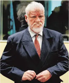  ?? FOTO: DPA ?? Slobodan Praljak protestier­te nach seiner Verurteilu­ng vor dem UNKriegsve­rbrechertr­ibunal und schluckte danach Gift.