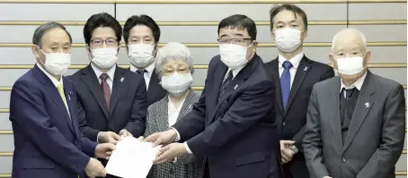  ?? The Yomiuri Shimbun ?? Sakie Yokota, center, and some of the members of the Associatio­n of Families of Victims Kidnapped by North Korea submit a document to Prime Minister Yoshihide Suga, left, on April 7 at the Prime Minister’s Office.