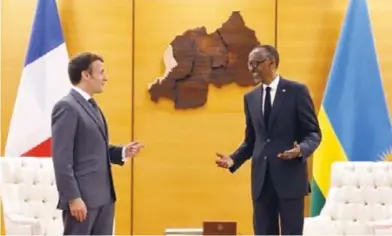  ??  ?? Le président français Emmanuel Macron et le président rwandais Paul Kagamé