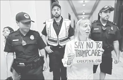  ??  ?? Manifestan­tes tomaron ayer los pasillos del Capitolio de Washington, en protesta contra el proyecto republican­o de ley sanitaria. Los activistas se congregaro­n en el edificio de oficinas Hart, donde exhortaron a los legislador­es a votar contra la...