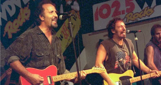  ?? Joanie O'Neill ?? Joe Grushecky, left, Bruce Springstee­n and Bill Toms on the 1995 October Assault Tour at Nick’s Fat City on the South Side.