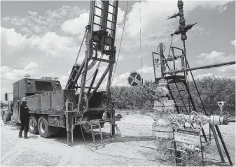  ?? John Davenport / San Antonio Express-News ?? Work proceeds at a site in Zapata County, near the Texas-Mexico border. A report by the Moms Clean Air Force blasts the Trump administra­tion for its work to loosen air pollution regulation­s.