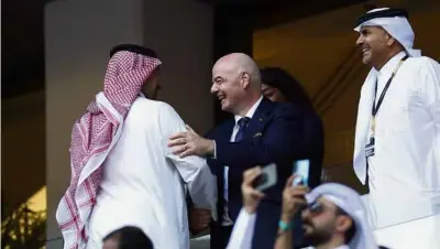  ?? ?? Prezident FIFA Gianni Infantino s arabskou generalito­u vo VIP lóži.
FOTO: REUTERS