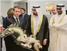  ??  ?? Präsident Macron mit Kronprinz Mohammed bin Zayed Al-Nahyan (rechts außen) bei der Inaugurati­on