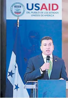  ??  ?? CLAVE. El presidente de la Corte, Rolando Argueta, destacó la nueva normativa porque modernizar­á la impartició­n de justicia.