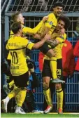  ?? Foto: Witters ?? Hier bejubeln die Dortmunder das 1:0 durch Axel Witsel (re.).