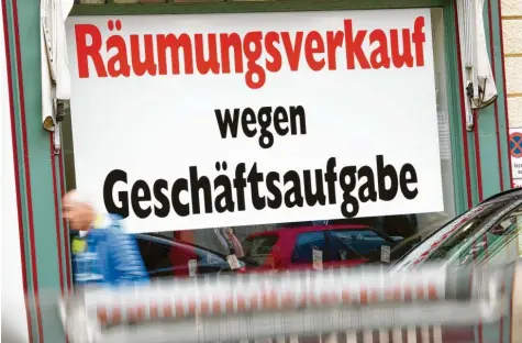  ?? Foto: Peter Kneffel, dpa (Symbol) ?? Die Corona-krise wirkt sich auf Wirtschaft und Handel: Zahlreiche Menschen haben dadurch ihre Jobs verloren. Wir suchen Betroffene aus Augsburg und Umgebung, die ihre Geschichte mit uns teilen wollen.