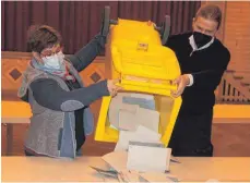  ?? FOTO: SWE ?? Auszählung unter Corona-Bedingunge­n in der Stadthalle. Die ergab lange ein spannendes Kopf-an-Kopf-Rennen zwischen Petra Krebs (Grüne) und Raimund Haser (CDU).