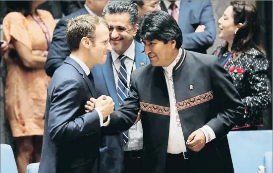  ?? CARLOS BARRIA / REUTERS ?? El presidente francés, Emmanuel Macron, saluda al presidente de Bolivia, Evo Morales, ayer al inicio del Consejo de Seguridad de la ONU