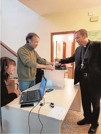  ?? ABC ?? Xavier Novell, obispo de Solsona, vota en el referéndum ilegal del 1-O