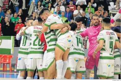  ?? JUAN AYALA ?? Los jugadores del Córdoba Futsal festejan un gol en Vista Alegre.