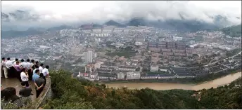  ?? QIU GUOYU / FOR CHINA DAILY ?? Visitors enjoy a panoramic view of Maotai town, with the Chishui River flowing through it. The river’s water, which is used to make Moutai, is protected by the government.