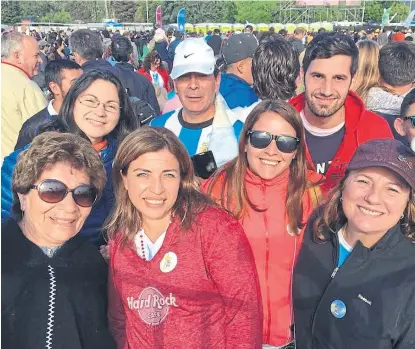  ?? Julieta nassau ?? Un grupo de argentinos asistió ayer a la misa papal en el Parque O’Higgins