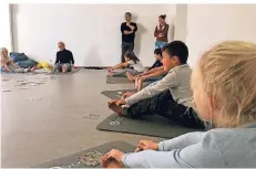  ?? RP-FOTO:MARC CATTELAENS ?? Ein Yoga-Kurs gehört zu den zahlreiche­n Angeboten für die die Schule mit Partnern aus der Region kooperiert.