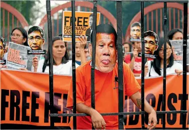  ?? PHOTO: AP ?? Protesters display cutouts of detained communist peace talks consultant Ferdinand Castillo behind a mockup of Philippine­s President Rodrigo Duterte in jail, during a rally calling for the release of Castillo and another re-arrested communist leader,...