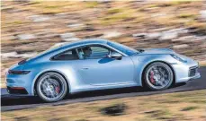  ??  ?? Der Porsche 911 startet als Coupé, kommt aber auch als Cabrio.
