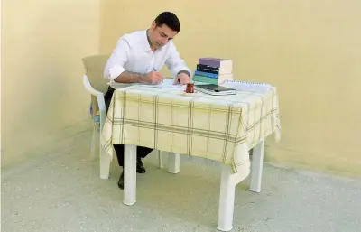  ??  ?? Detenuto Selahattin Demirtas, 45 anni, cofondator­e del partito filocurdo Hdp, conduce la sua campagna elettorale per le presidenzi­ali da una cella di 12 metri quadrati nel carcere di Edirne