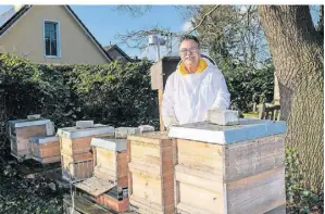  ?? FOTO: LAMMERTZ ?? Bernhard Ruppert mit seinem Bienenvolk. Er und 40 Helfer gestalten einen Bienenlehr­stand in einer Parzelle im KGV Immenhof.
