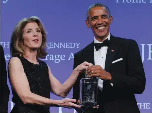  ?? (Brian Snyder/Reuters) ?? CAROLINE KENNEDY presents the 2017 Profile in Courage Award to former US president Barack Obama during a ceremony at the John F. Kennedy Library in Boston on Sunday.