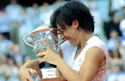  ?? (Afp) ?? Trionfo storico È il 5 giugno 2010, a Parigi Francesca Schiavone conquista il Roland Garros battendo in finale l’australian­a Stosur