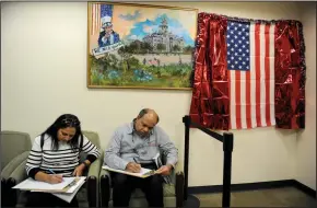  ?? BEA AHBECK/NEWS-SENTINEL ?? Bharathi Ramchandra­rao and Aravind Sen of Mountain House register to vote at the Registrar of Voters in Stockton on Thursday.