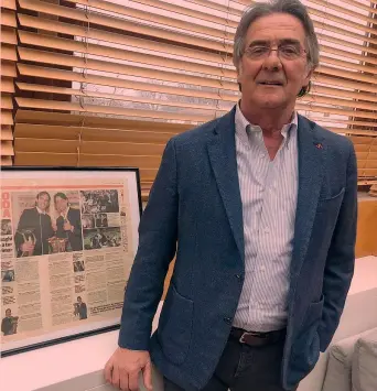  ??  ?? Orgoglioso Giancarlo Inzaghi, 71 anni, con alle spalle una pagina della «Gazzetta» che celebra i due figli campioni
