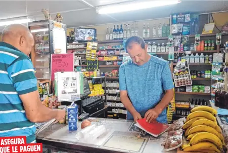  ??  ?? Ángel Fontánez, de Brisas Mini Market en Ceiba, asegura que solo da alimentos en adelanto, como pan, leche y café, y sus créditos no sobrepasan los $25 por persona. ASEGURA
QUE LE PAGUEN
