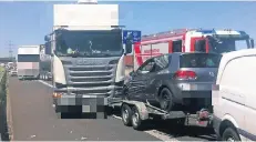  ?? FOTOS: FEUERWEHR ?? Ein Lkw-Fahrer bemerkte die Bremsung eines vor sich fahrenden Pkw-Gespanns offenbar zu spät. Es kam zur Kollision.