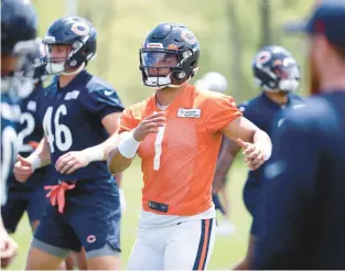  ?? CASSELLA/CHICAGO TRIBUNE BRIAN ?? Quarterbac­k Justin Fields works out Tuesday during the Bears’ organized team activities at Halas Hall.