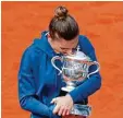  ?? Foto: dpa ?? Simona Halep wollte den Pokal nicht mehr hergeben.