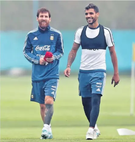  ??  ?? CLÁSICO. Messi, Augusto y Di María sonríen durante un entrenamie­nto de la selección argentina de cara al partido de elimin