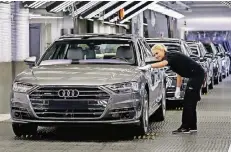  ?? FOTO: DPA ?? Produktion des Audi A8 am Standort Neckarsulm. Beim Ingolstädt­er Autobauer droht ein Kahlschlag im Vorstand. Vier Top-Manager stehen vor dem Aus.