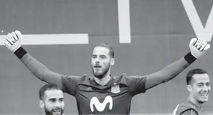  ?? Foto: Efe ?? De Gea realiza un gesto durante el entrenamie­nto, junto a Carvajal y Lucas Vázquez.