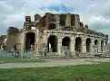  ??  ?? Anfiteatro Come il Colosseo a Santa Maria Capua Vetere