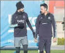  ?? FOTO: FCB ?? Piqué, abrigado, habla con Busquets