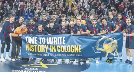  ?? Foto: pere puntí ?? Los jugadores del Barça volvieron a ganar al GOG (36-31) y celebraron con casi 4.000 aficionado­s en el palau su billete para Colonia