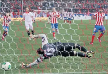  ??  ?? DE PENALTI. Costa bate a Beto en el partido de ida de semifinale­s de la Copa de la 12-13.