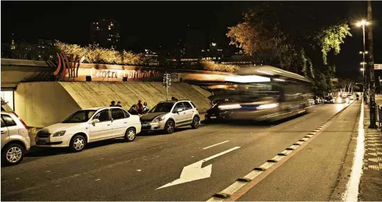  ?? ?? Na avenida Vergueiro, o Centro Cultural São Paulo tem acesso direto ao metrô, além da proximidad­e com pontos de ônibus