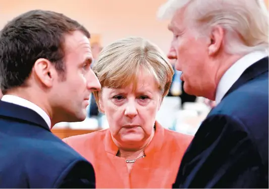  ??  ?? Le président français, Emmanuel Macron, la chancelièr­e allemande, Angela Merkel, et le président américain Donald Trump, se sont rencontrés au G20, hier. Les discussion­s achoppent notamment sur le libre-échange et l’excédent commercial allemand.