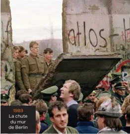  ??  ?? 1989 La chute du mur de Berlin Réunificat­ion. Le 11 novembre 1989, des gardes-frontières est-allemands passent à l’Ouest. Le Mur est tombé deux jours plus tôt.