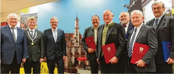  ?? Foto: Barbara Würmseher ?? Beim Neujahrsem­pfang der Stadt Rain wurden Bürgerbrie­fe als Anerkennun­g verliehen. Die Geehrten sind (von rechts): Georg Koller, Manfred Arloth, Milan Alesik, Albert Kapfer und Werner Detter. Bürgermeis­ter Ger hard Martin (mit Kette), Zweiter...