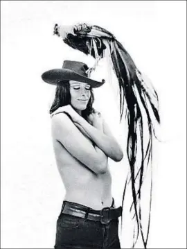  ?? COLITA ?? Colita. La fotógrafa catalana retrató en 1967 a la diseñadora Elsa Peretti con un auténtico y espectacul­ar gallo de Yokohama sobre su sombrero