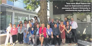  ??  ?? Team work: Mark Dobson and mum Jo-Anne (centre) attend a ceremony at Queen’s University tocommemor­ate organ donation