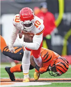  ?? AP PHOTO/EMILEE CHINN ?? Kansas City Chiefs wide receiver Tyreek Hill (10) tries to get a way from Cincinnati Bengals cornerback Mike Hilton during a regular-season game on Jan. 2 in Cincinnati. The Bengals won 34-31 on a field goal at the final horn.