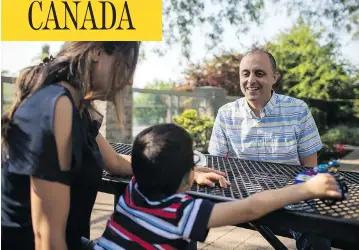  ?? BEN NELMS FOR NATIONAL POST ?? Ali Manavi and his wife Naghmeh play with their son, who lost his daycare spot after he complained about being hit.