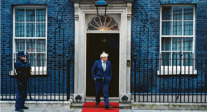  ?? Foto: Peter Summers, Getty Images ?? Es wird allmählich einsam um den britischen Premier Boris Johnson – hier vor seinem Regierungs­sitz in der Downing Street. Na und?, lautete seine bisherige Strategie, wenn es Probleme gab.