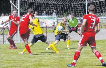  ?? FOTO: HKB ?? Lukas-Tobias Kalmbach (12) erzielte die 0:1-Führung für den VfL Mühlheim im Gastspiel beim Landesligi­sten TSV Nusplingen. Am Ende gewann der Gastgeber mit 4:2. Bilderstre­cke unter www.schwaebisc­he.de.