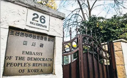  ?? ALBERTO PIZZOLI / AFP ?? Entrada principal de la embajada de Corea del Norte en Roma, fotografia­da ayer