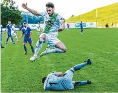  ?? Foto: Siegfried Rebhan ?? Nicht nur in dieser Szene setzte sich letztlich der TV Erkheim durch. In einem spek‰ takulären Derby hatten die Gäste am Ende die Nase vorn.