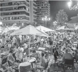  ?? Foto: Rathaus Torremolin­os ?? Ambiente auf der Plaza de la Nogalera.